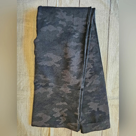 SPANX Women's •Size Large• Seamless Compression Camoflauge Black Gray Leggings - Picture 8 of 8